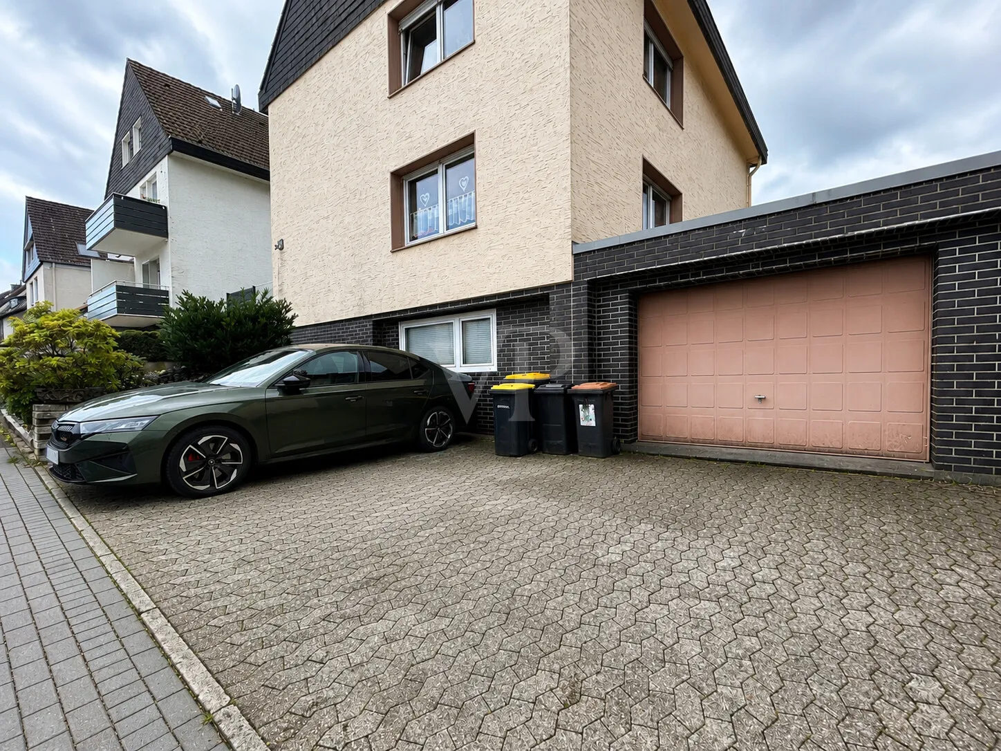 Stellplätze und Garage