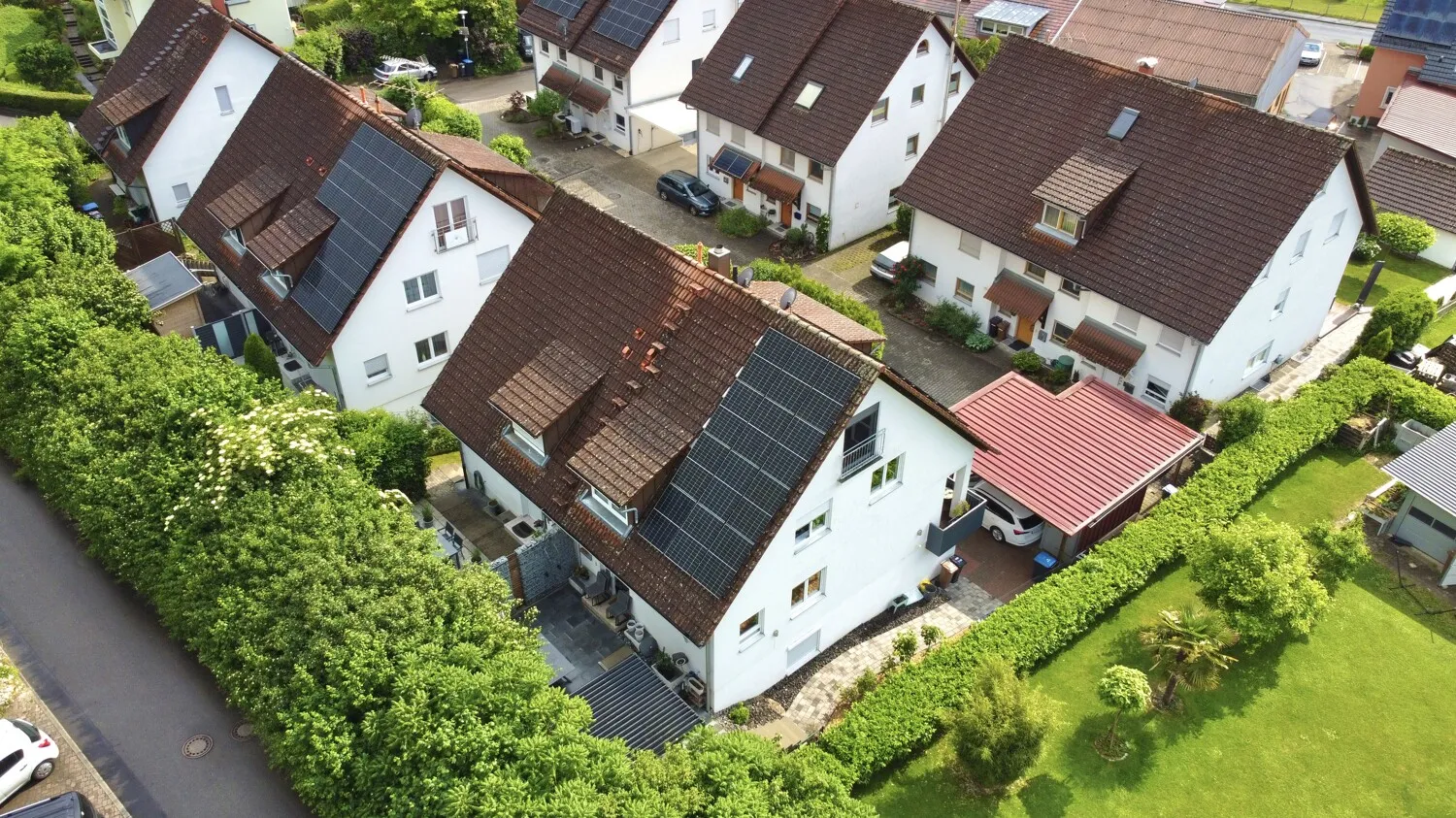 Hausansicht/Grundstück