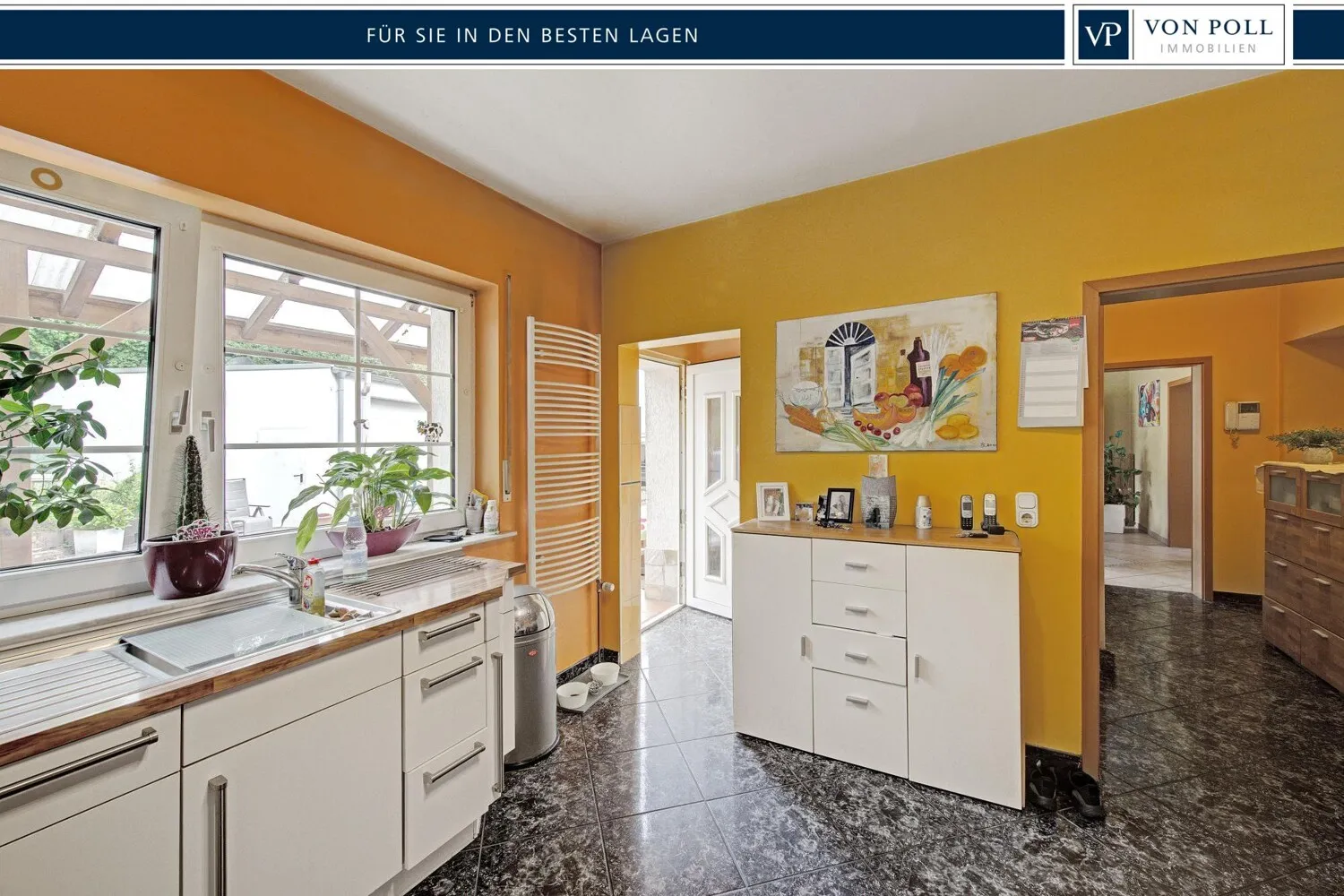 Wohnküche mit Zugang zum Garten