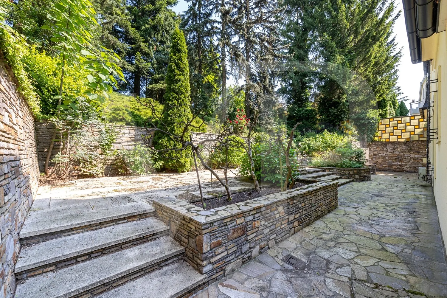 Villa mit Abbruchbewilligung in absoluter Grünlage Dornbachs