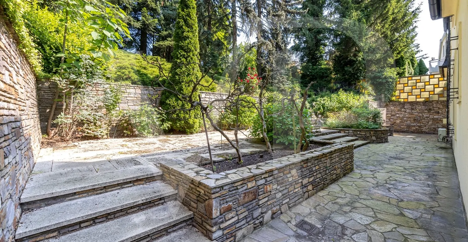 Villa mit Abbruchbewilligung in absoluter Grünlage Dornbachs