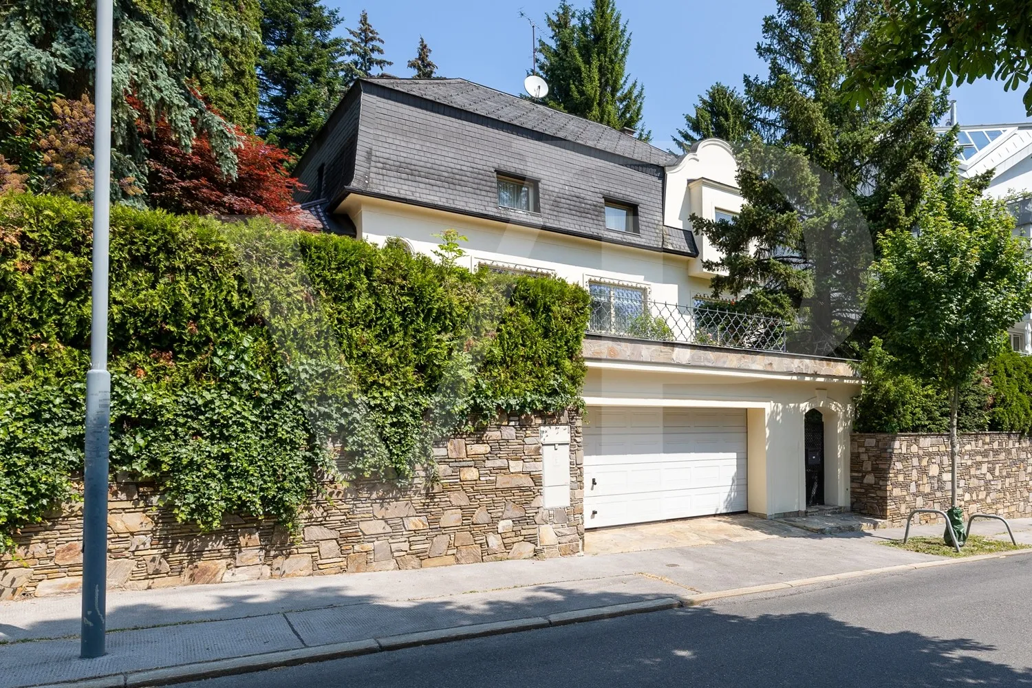 Villa mit Abbruchbewilligung in absoluter Grünlage Dornbachs