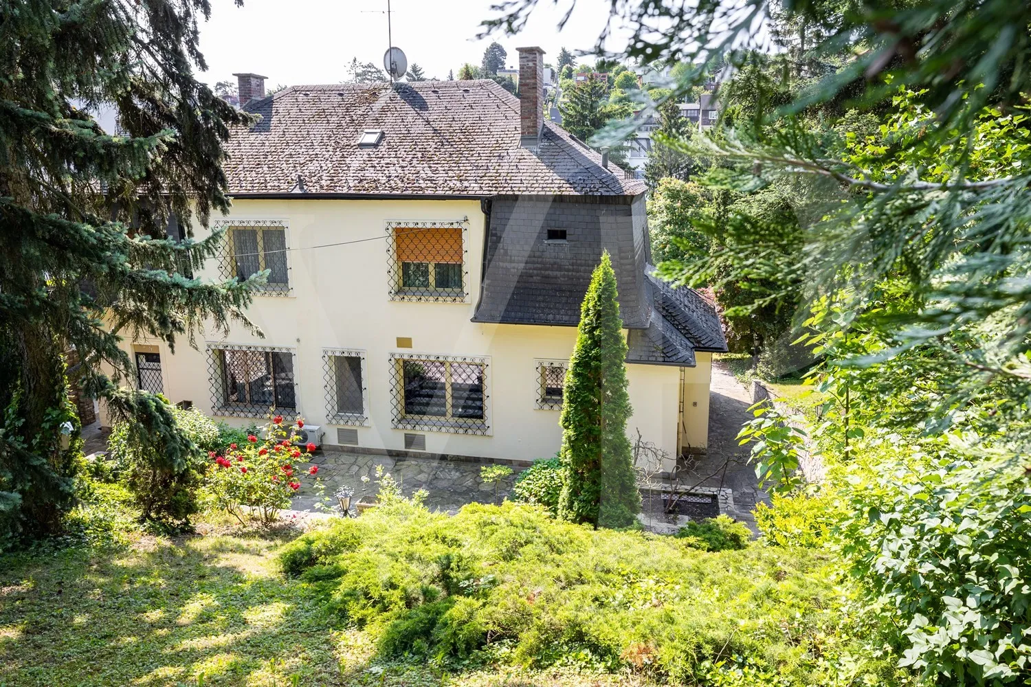 Villa mit Abbruchbewilligung in absoluter Grünlage Dornbachs