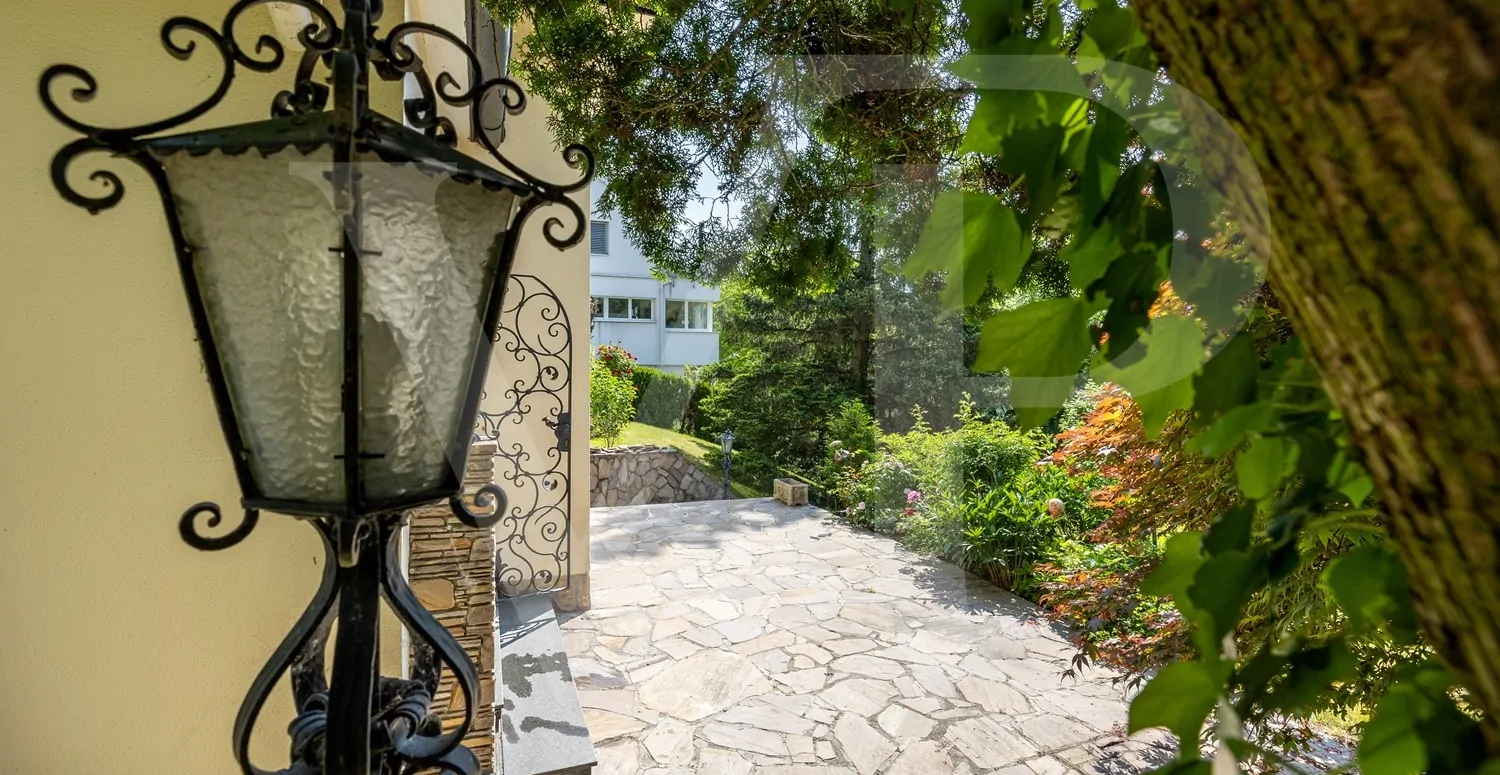 Villa mit Abbruchbewilligung in absoluter Grünlage Dornbachs