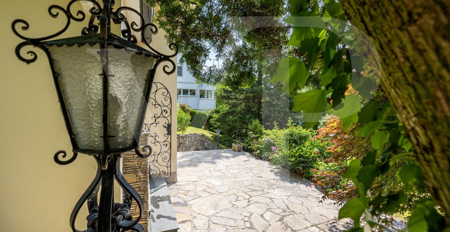 Villa auf uneinsichtigem Grundstück in absoluter Grünlage Dornbachs