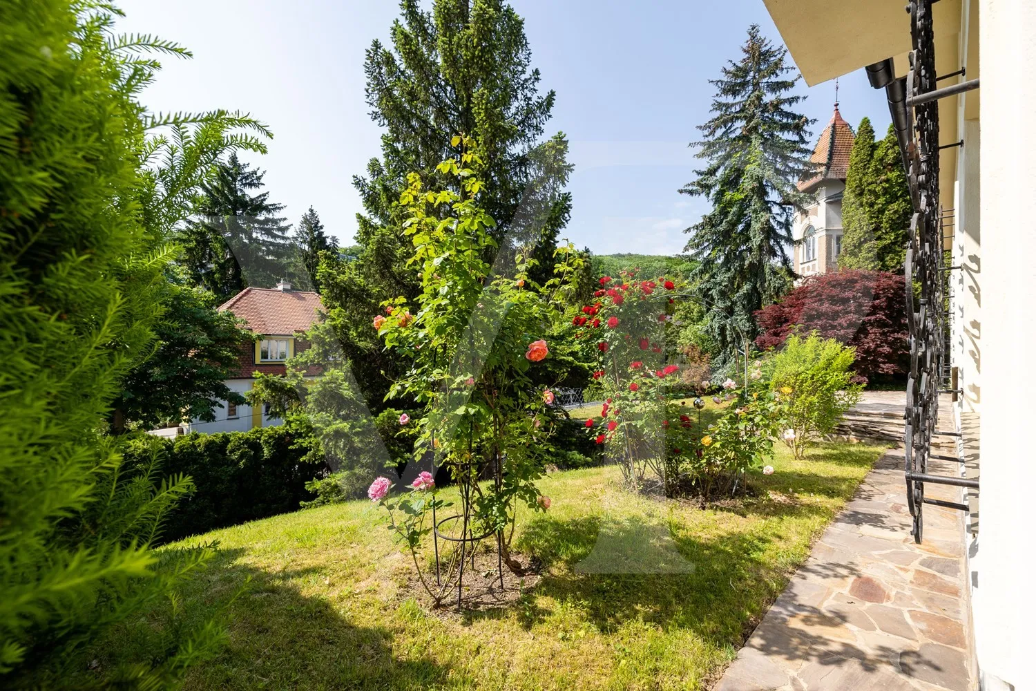 Villa mit Abbruchbewilligung in absoluter Grünlage Dornbachs