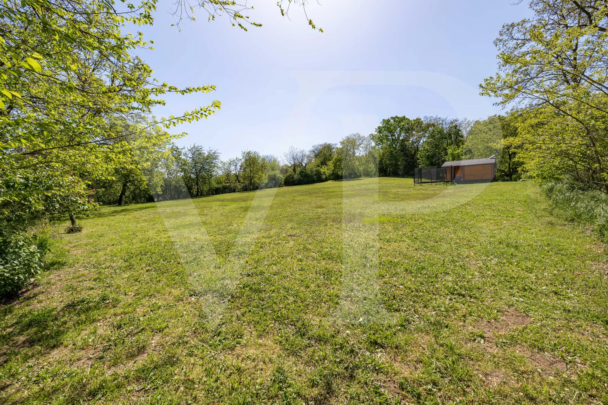 8700 m² of absolute peace and discretion, 35 minutes from St. Stephen's Cathedral