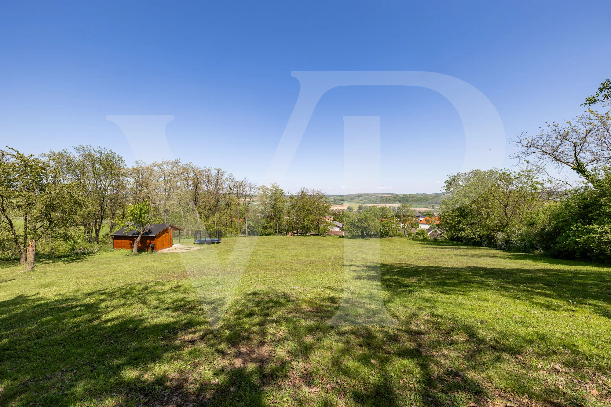 8700 m² of absolute peace and discretion, 35 minutes from St. Stephen's Cathedral