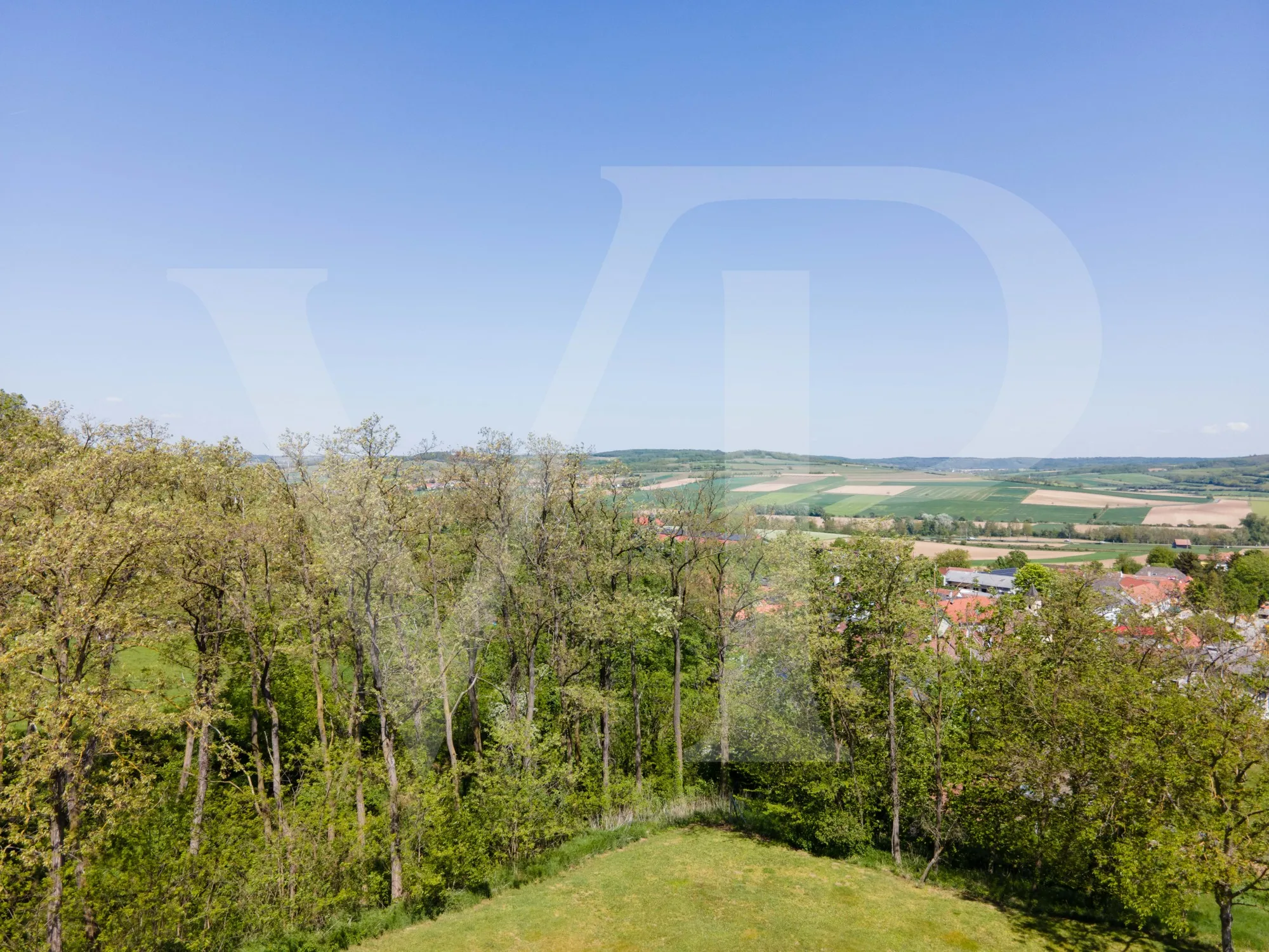 8700 m² of absolute peace and discretion, 35 minutes from St. Stephen's Cathedral