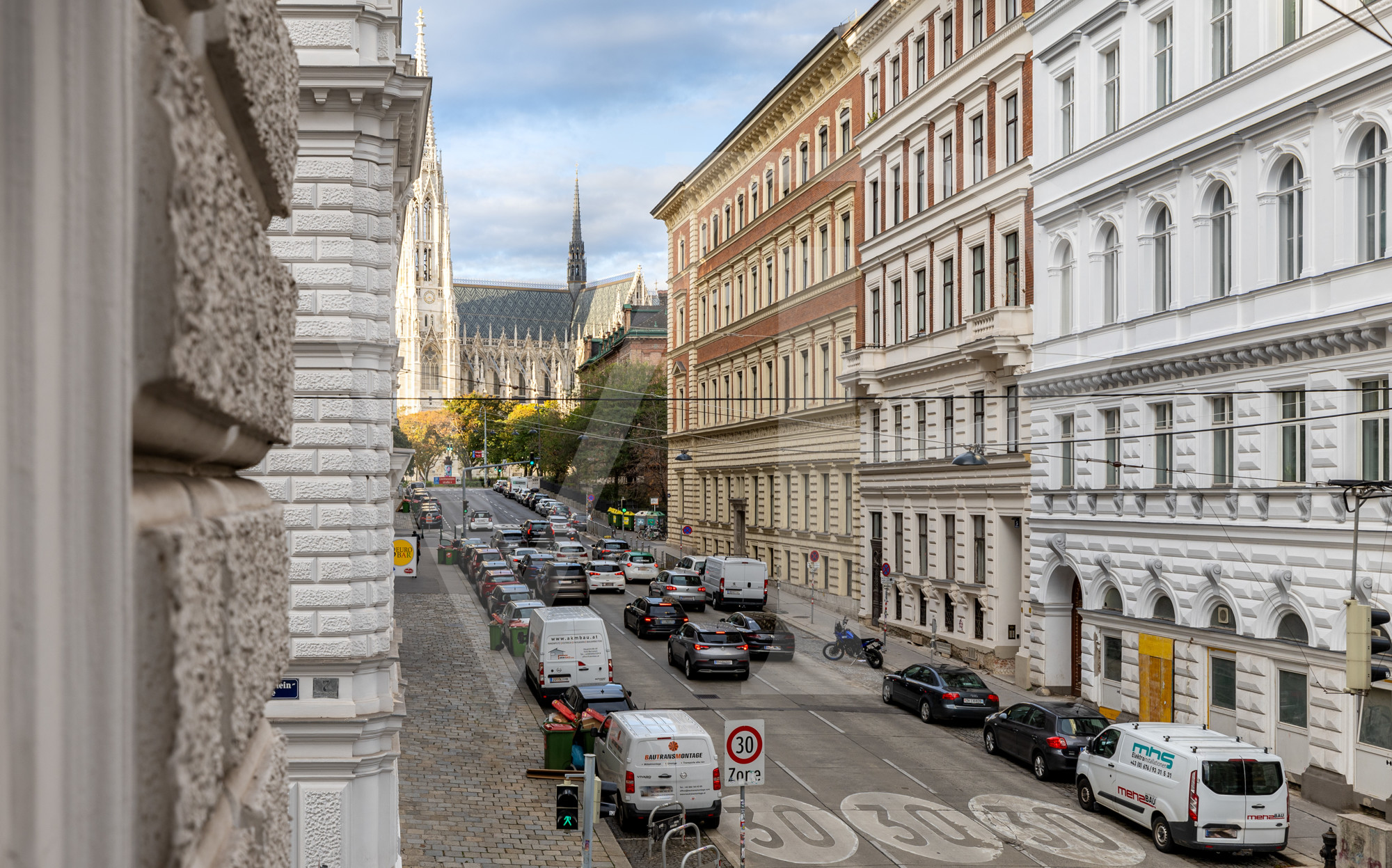 Herrschaftliche Altbauetage mit Blick auf die Votivkirche