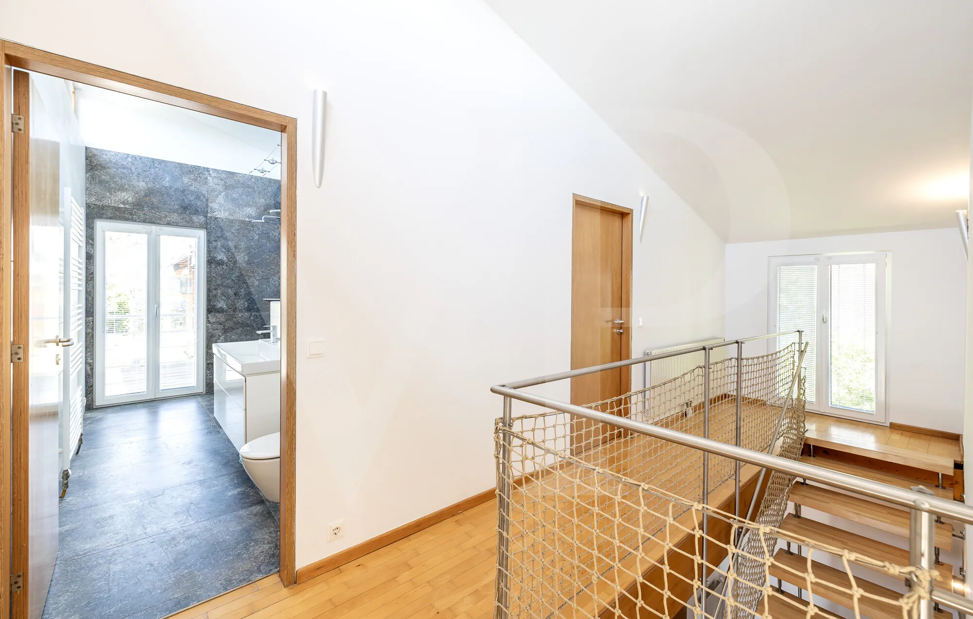 Modernes Familienglück mit sensationellem Weitblick mit Garten, Pool und Heimkino-Feeling
