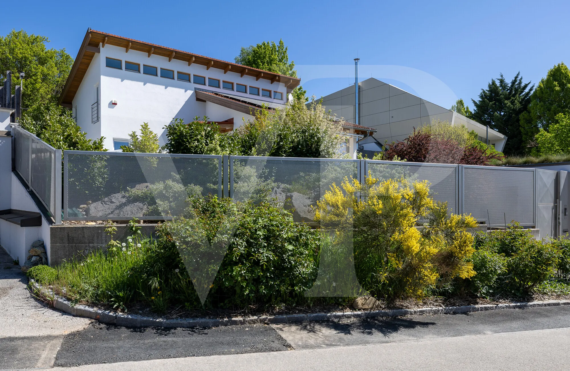 Modernes Familienglück mit sensationellem Weitblick mit Garten, Pool und Heimkino-Feeling