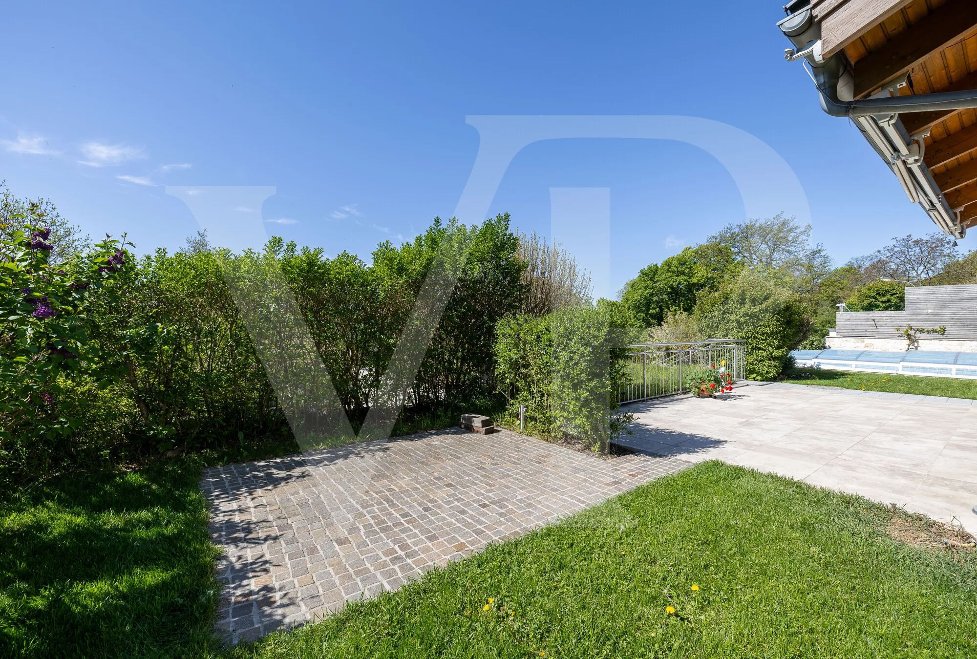 Modernes Familienglück mit sensationellem Weitblick mit Garten, Pool und Heimkino-Feeling