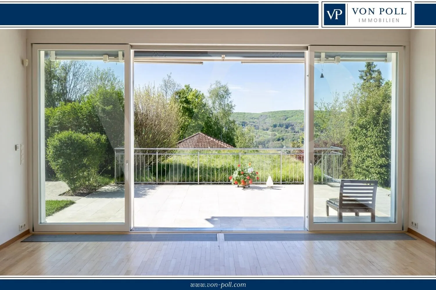 Modernes Familienglück mit sensationellem Weitblick mit Garten, Pool und Heimkino-Feeling
