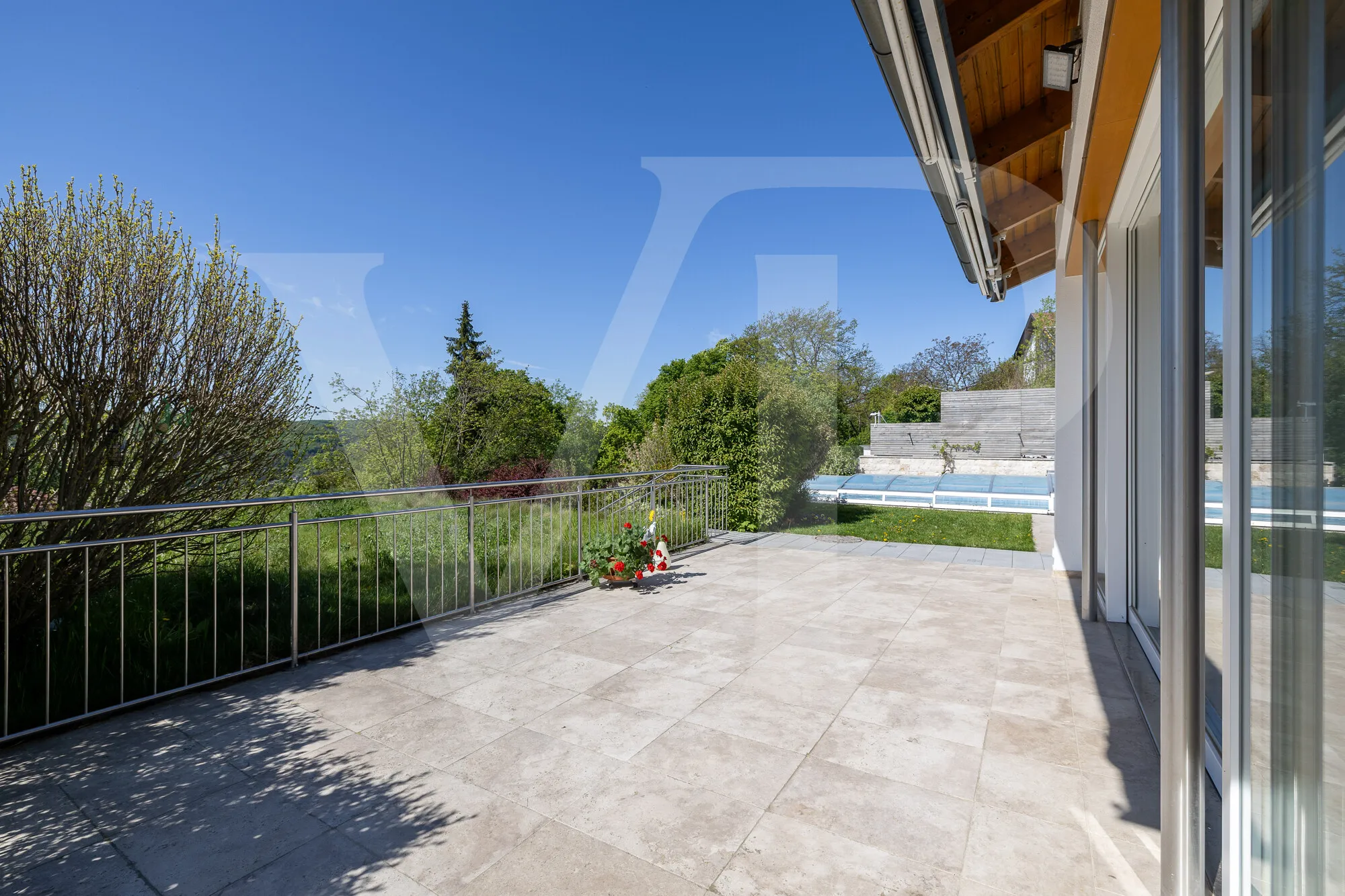 Modernes Familienglück mit sensationellem Weitblick mit Garten, Pool und Heimkino-Feeling
