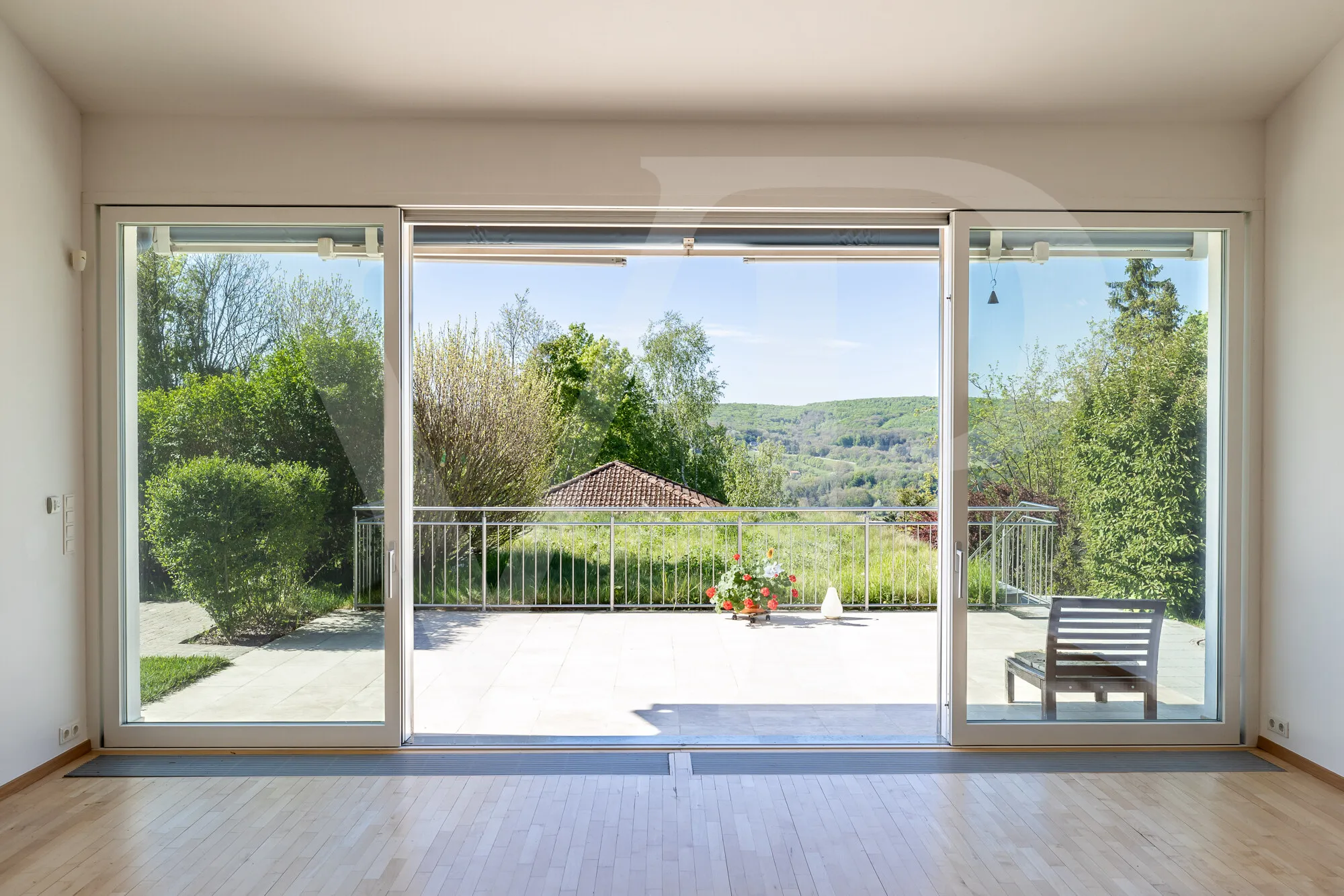 Modernes Familienglück mit sensationellem Weitblick mit Garten, Pool und Heimkino-Feeling
