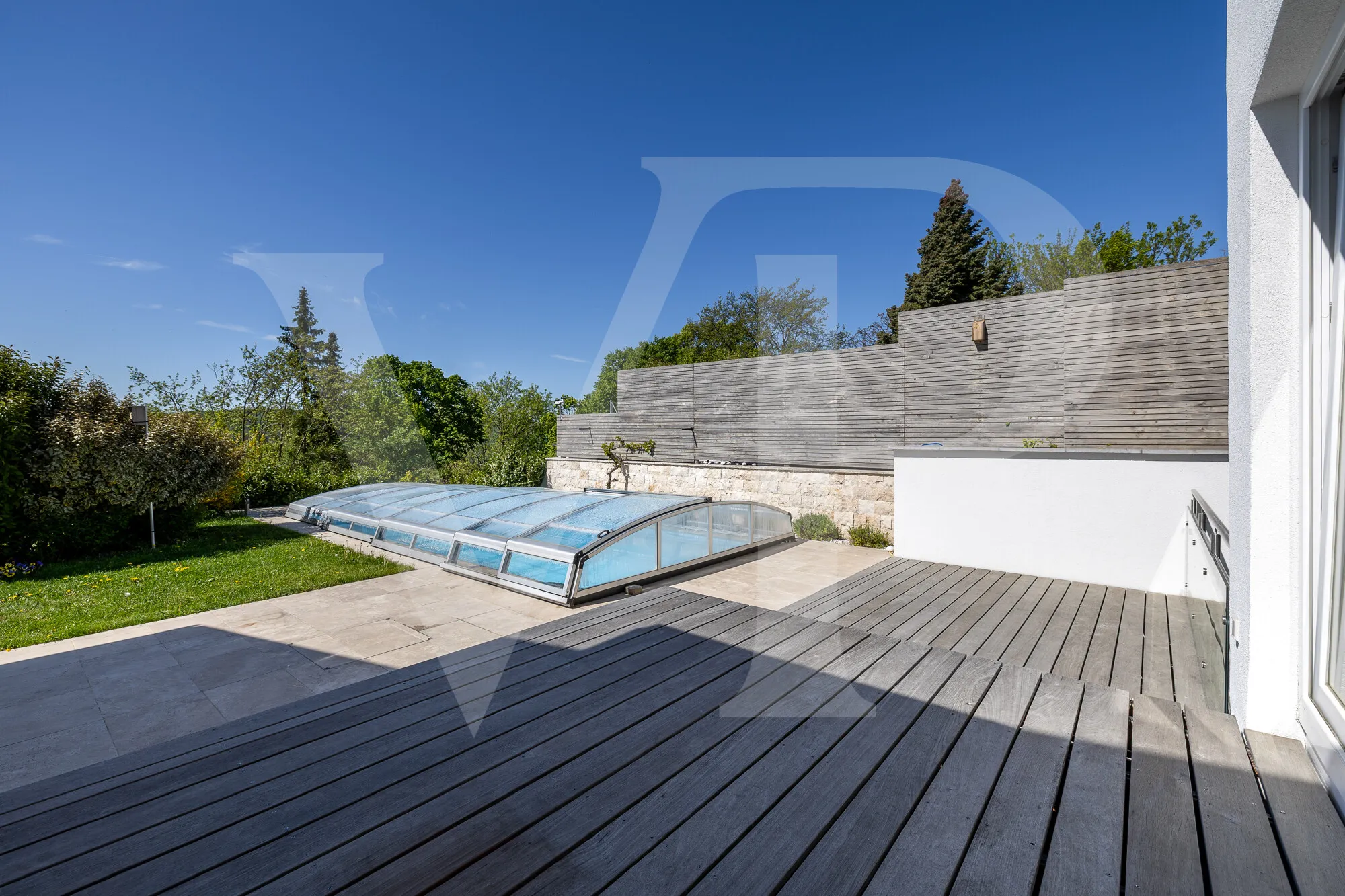 Modernes Familienglück mit sensationellem Weitblick mit Garten, Pool und Heimkino-Feeling