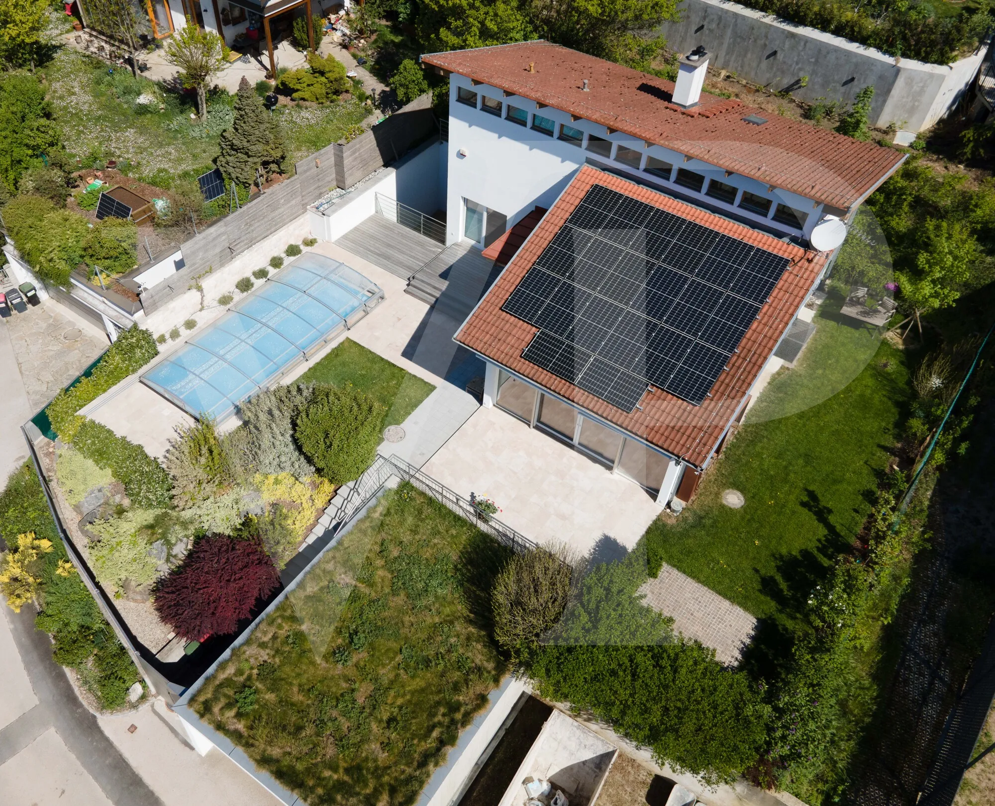 Modernes Familienglück mit sensationellem Weitblick mit Garten, Pool und Heimkino-Feeling
