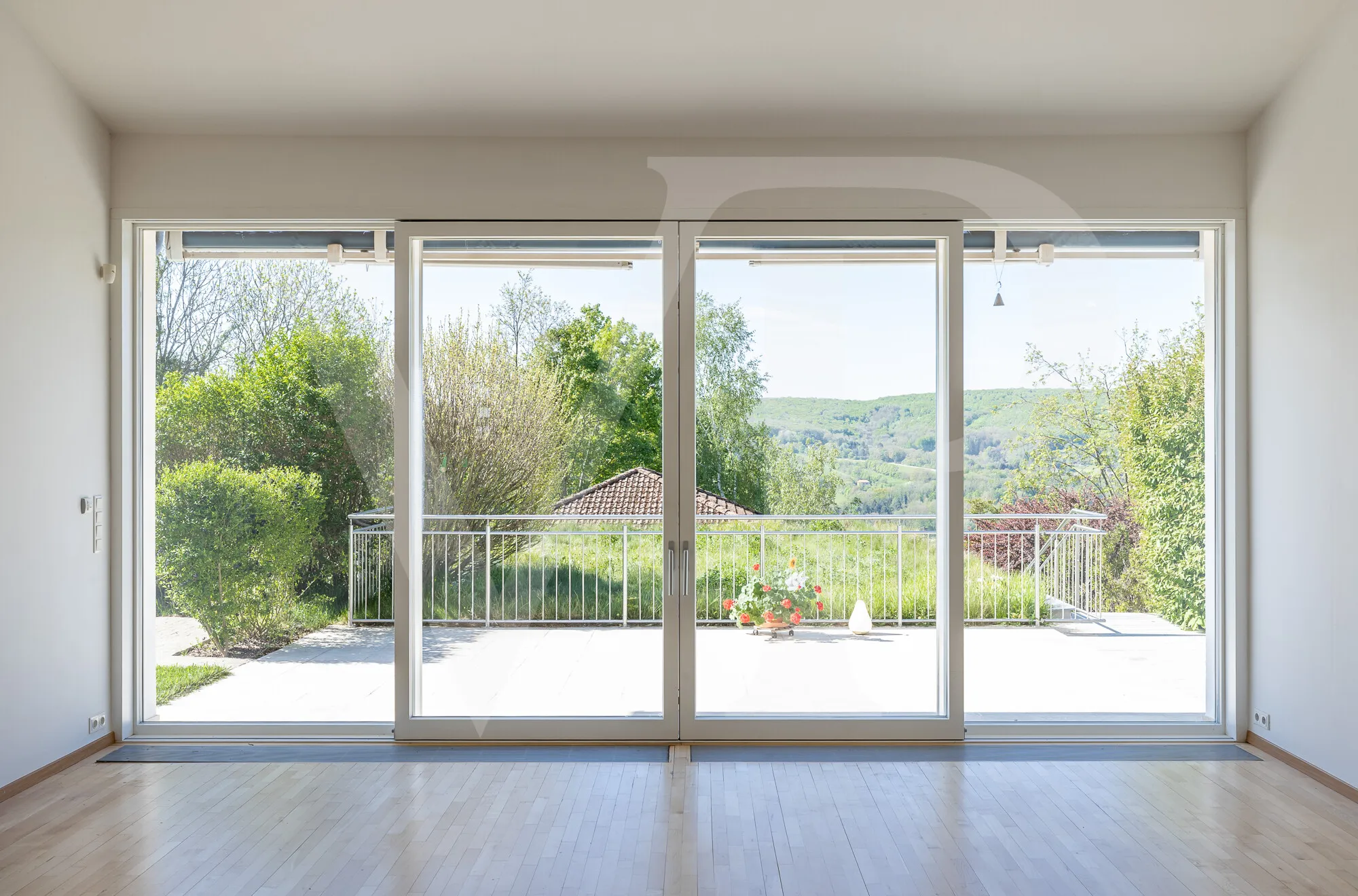 Modernes Familienglück mit sensationellem Weitblick mit Garten, Pool und Heimkino-Feeling
