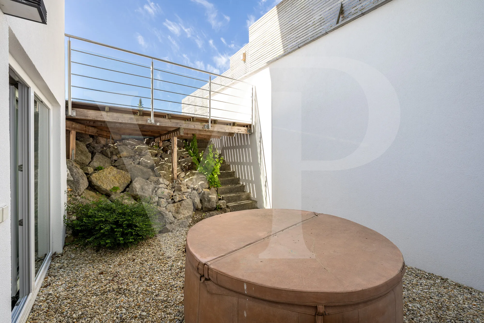 Modernes Familienglück mit sensationellem Weitblick mit Garten, Pool und Heimkino-Feeling