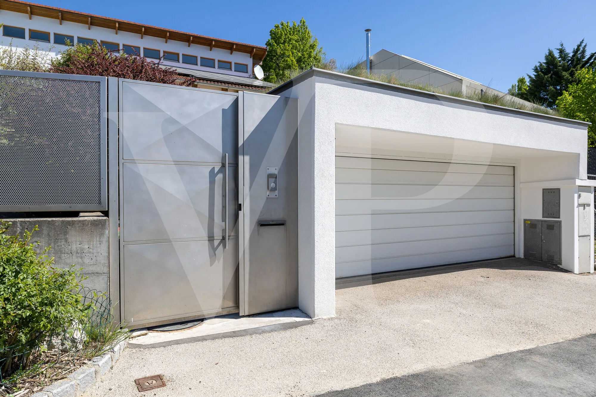 Modernes Familienglück mit sensationellem Weitblick mit Garten, Pool und Heimkino-Feeling