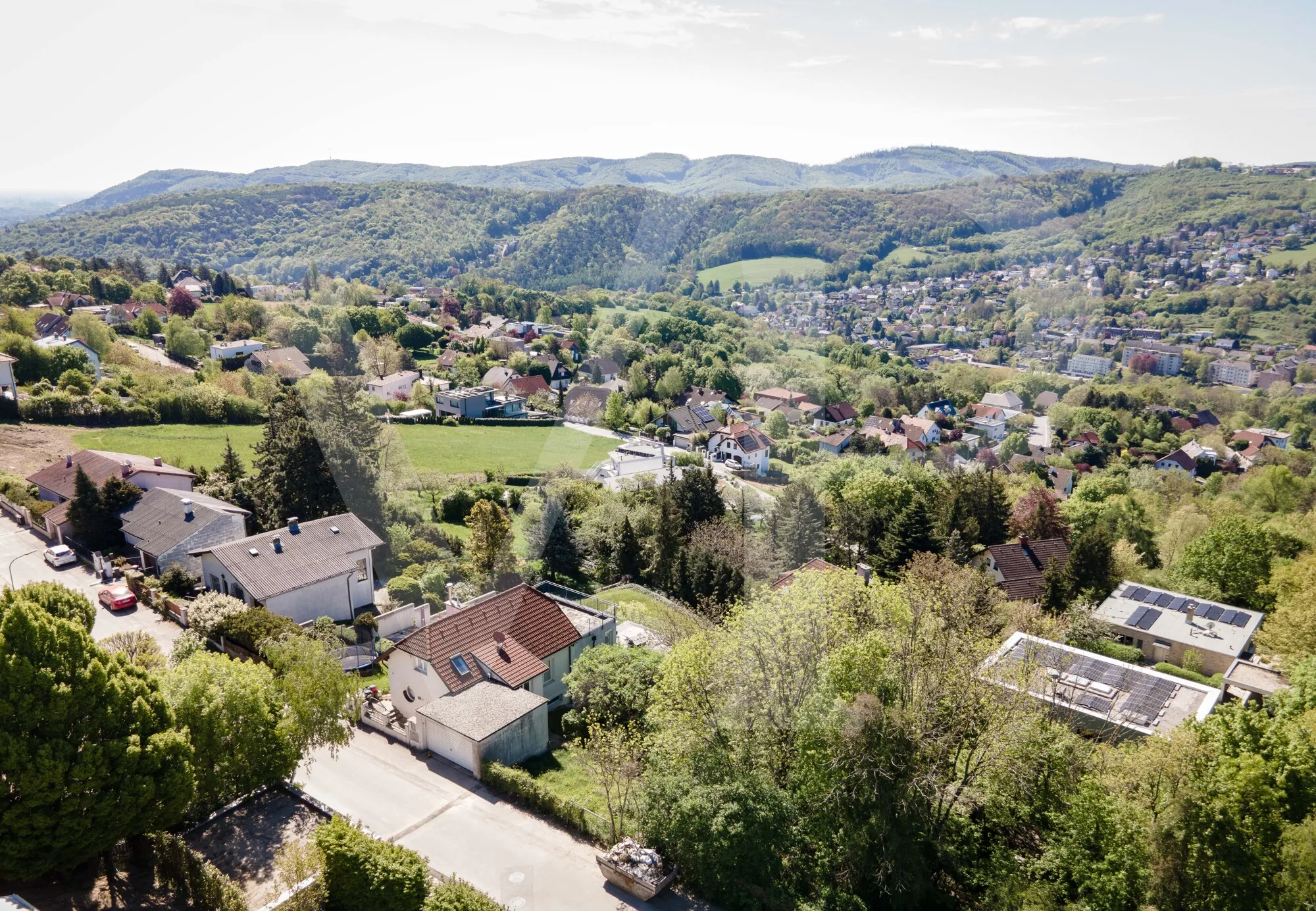 Modernes Familienglück mit sensationellem Weitblick mit Garten, Pool und Heimkino-Feeling