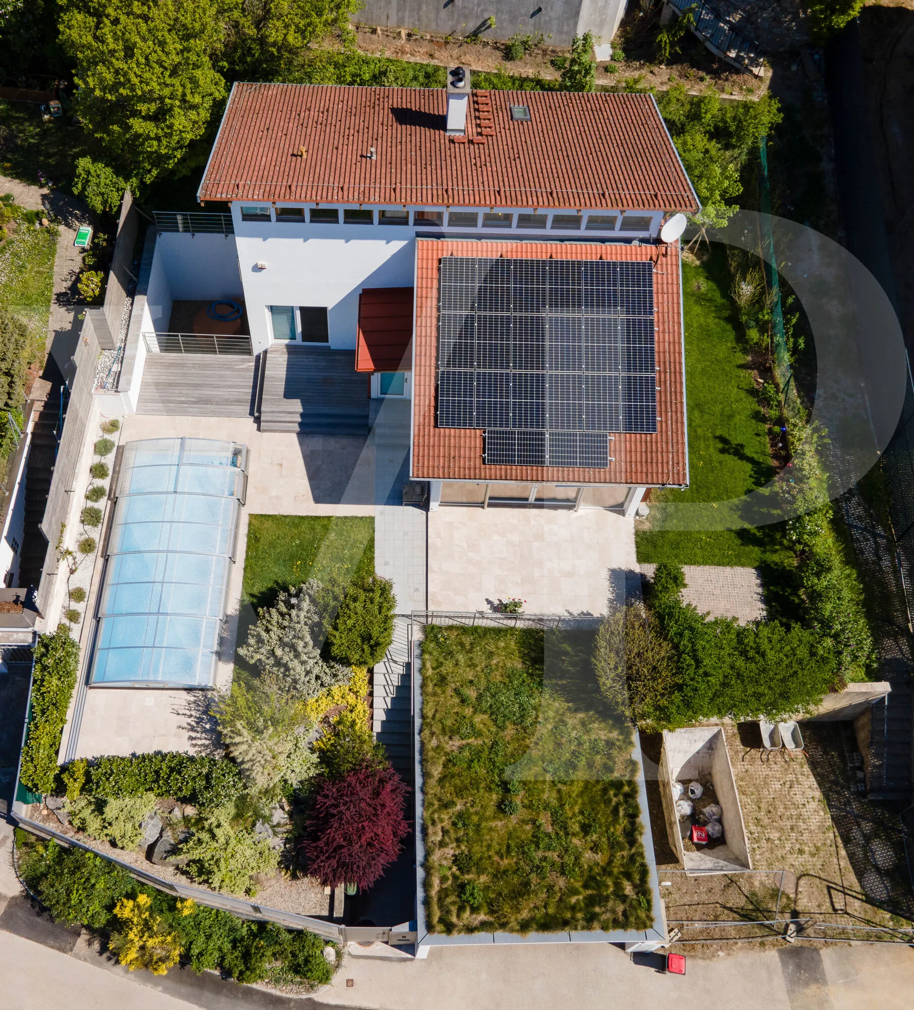 Modernes Familienglück mit sensationellem Weitblick mit Garten, Pool und Heimkino-Feeling