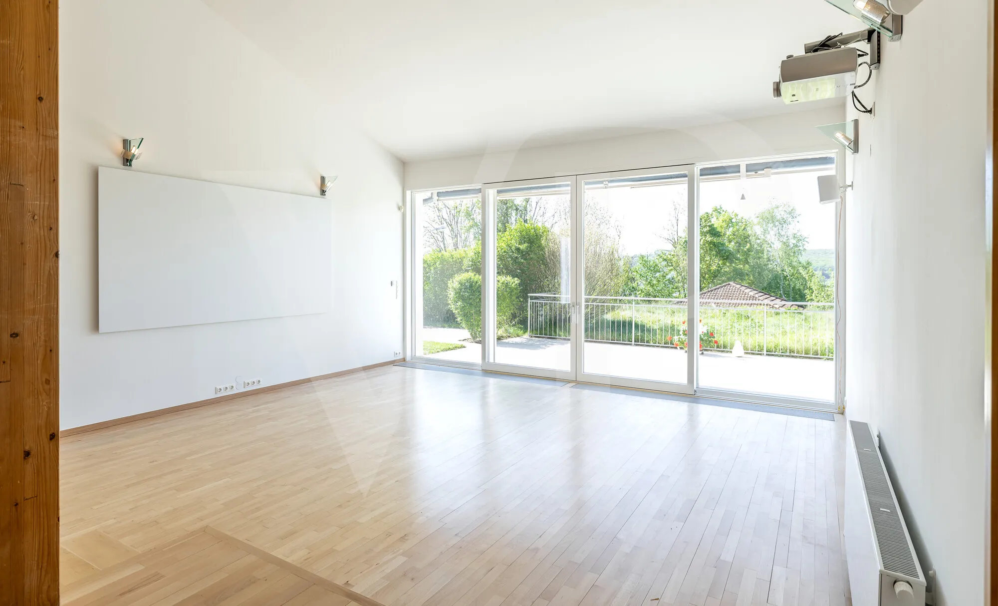 Modernes Familienglück mit sensationellem Weitblick mit Garten, Pool und Heimkino-Feeling