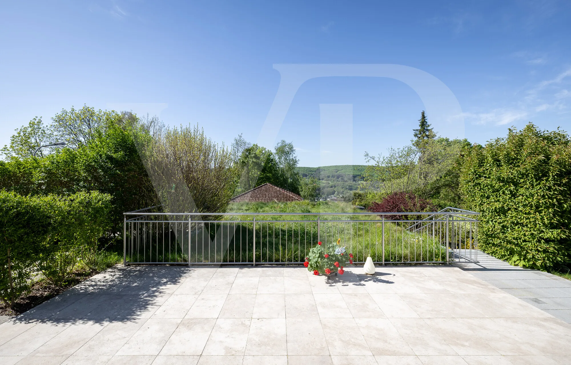 Modernes Familienglück mit sensationellem Weitblick mit Garten, Pool und Heimkino-Feeling