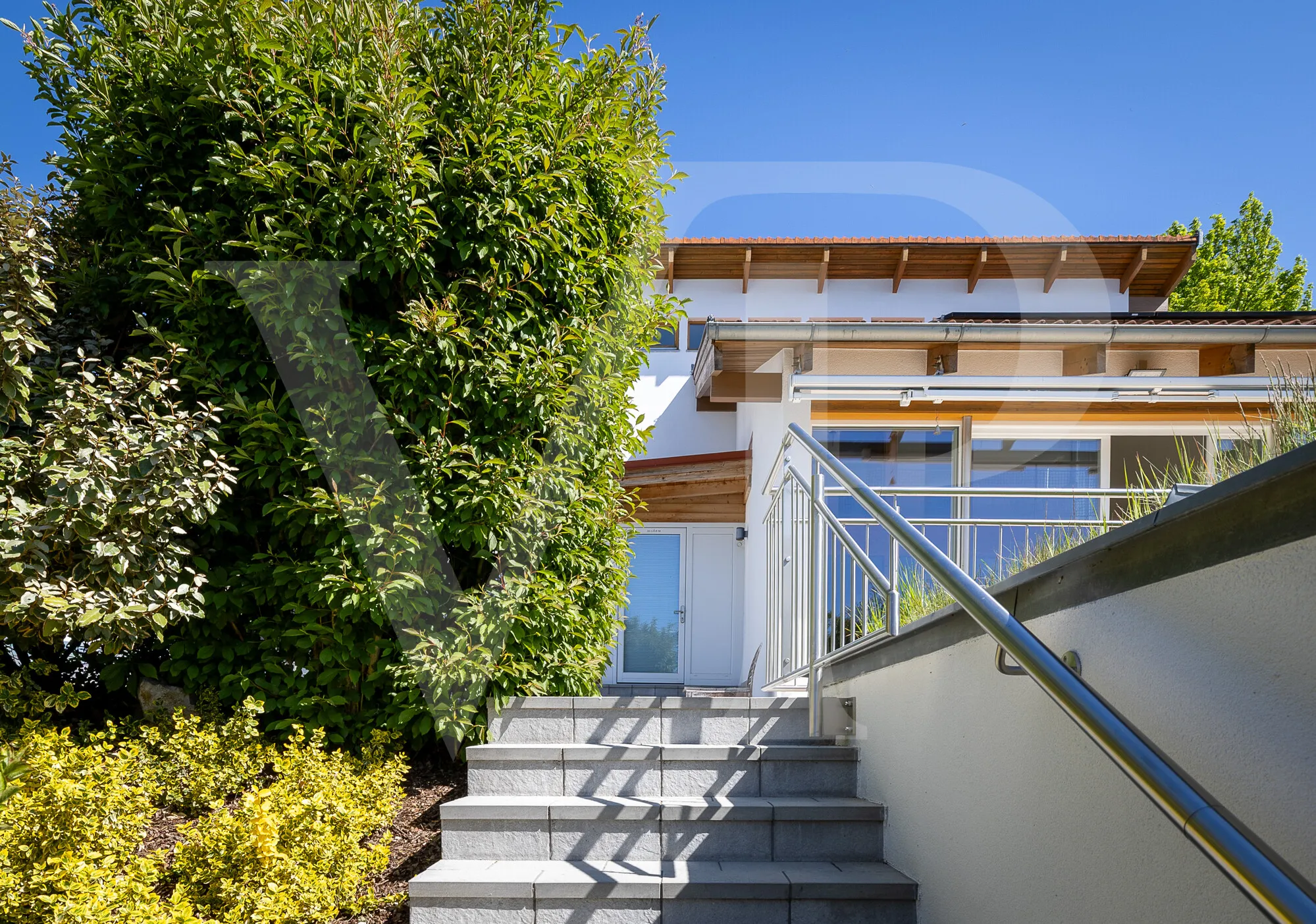 Modernes Familienglück mit sensationellem Weitblick mit Garten, Pool und Heimkino-Feeling