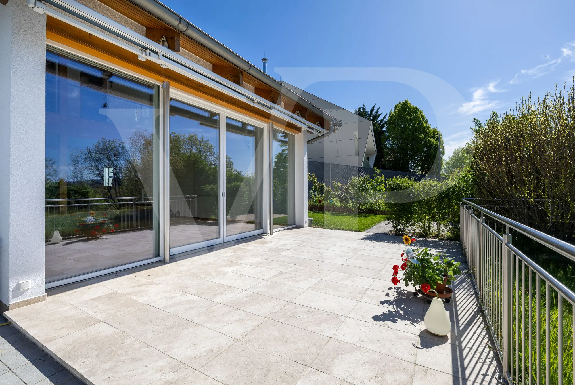 Modernes Familienglück mit sensationellem Weitblick mit Garten, Pool und Heimkino-Feeling
