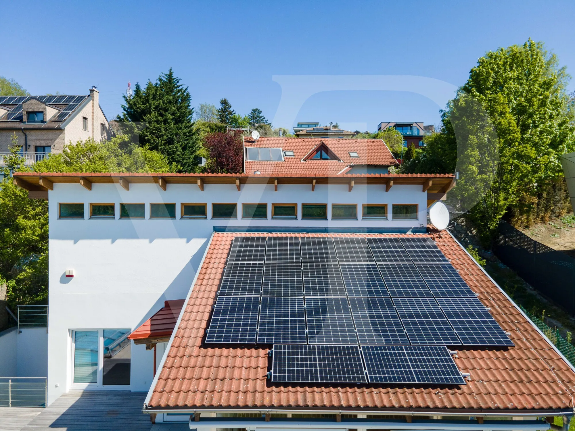 Modernes Familienglück mit sensationellem Weitblick mit Garten, Pool und Heimkino-Feeling
