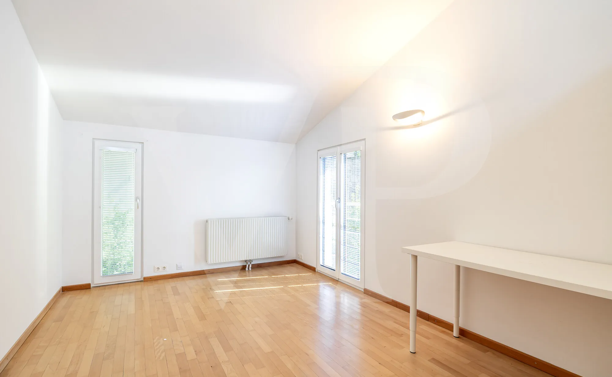 Modernes Familienglück mit sensationellem Weitblick mit Garten, Pool und Heimkino-Feeling