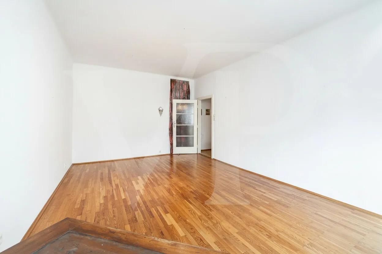 Zimmer ohne Möbel 2