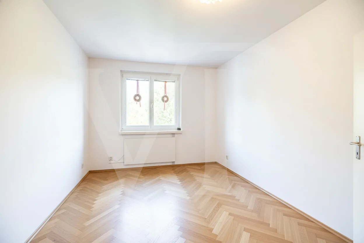 Zimmer 1 Ki leer