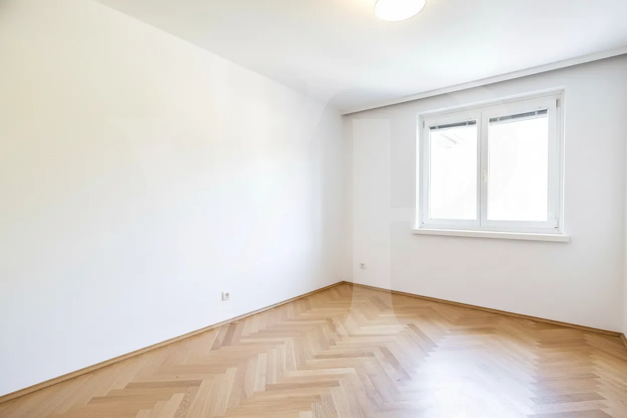 Zimmer 2 Ki leer