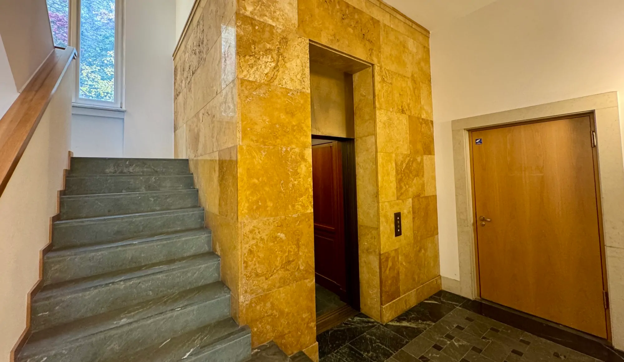 Treppenhaus mit Aufzug