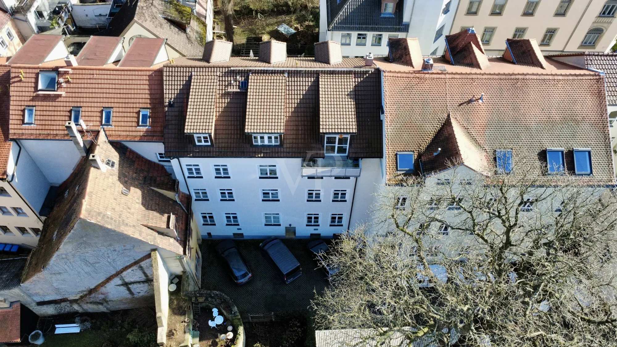 Luftansicht aus Westen auf die rückwärtige Fassade und das Dach