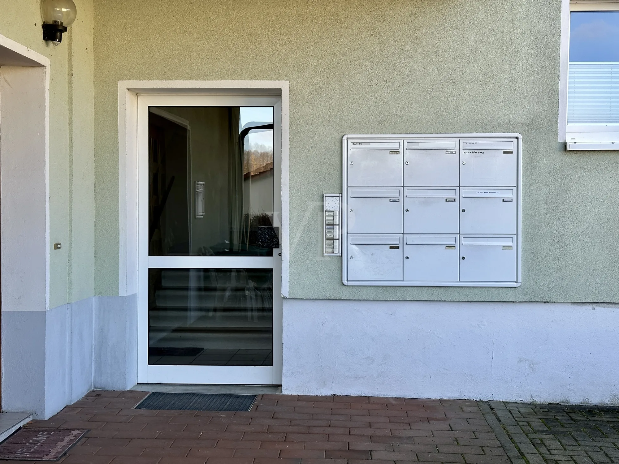 Eingangstür des Mehrfamilienhauses