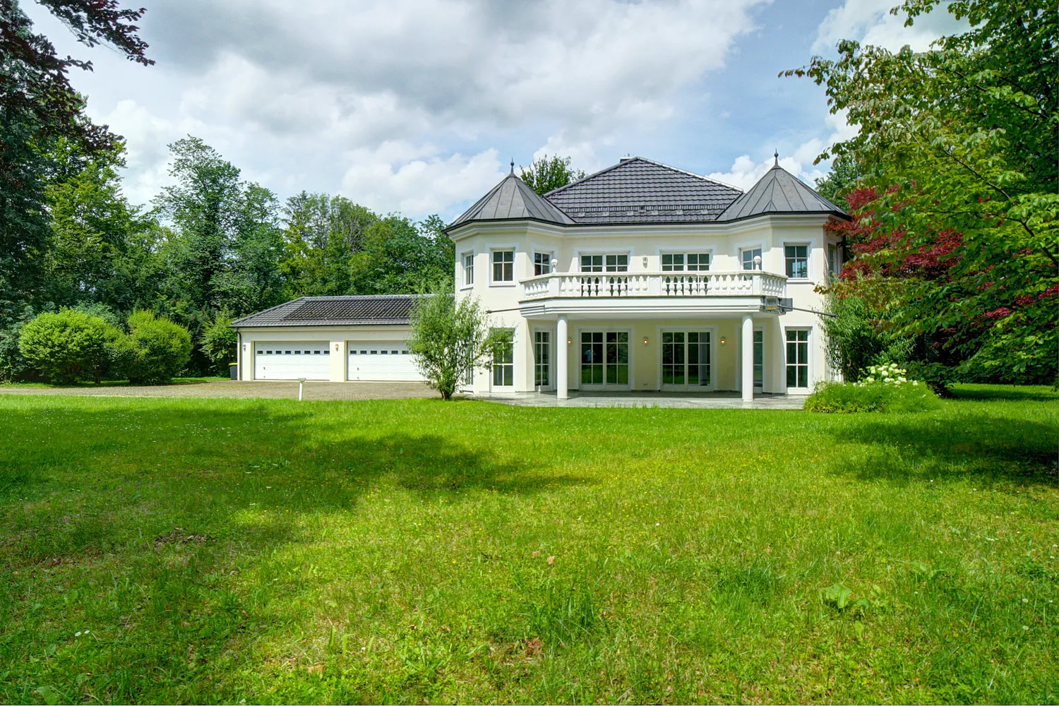 Eine eigene Welt: Architektenvilla verborgen auf parkähnlichem Grundstück, mit über 8000 m² Grund