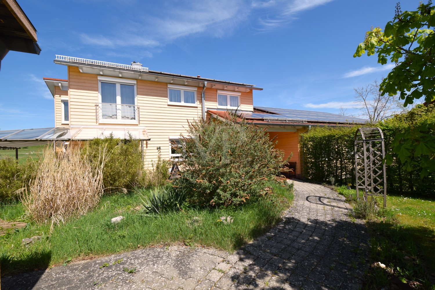 Außenansicht / Fronteingang Wohnhaus