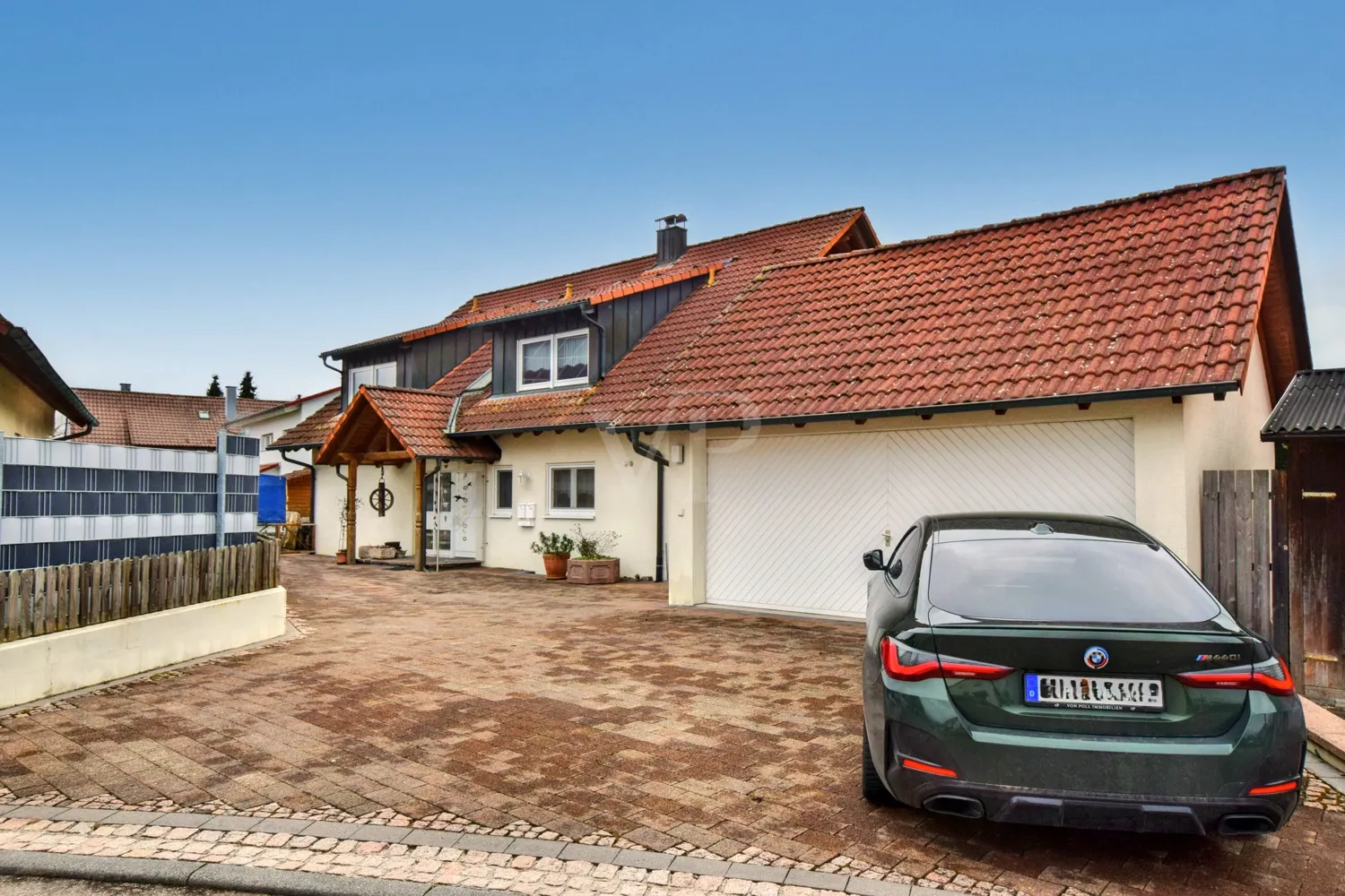 Einfahrt / Außenansicht