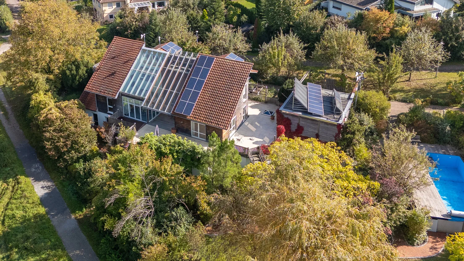 Zeitlose Eleganz! Ein Wohntraum umgeben von Natur mit großzügigem Flächenangebot, Pool und Sauna