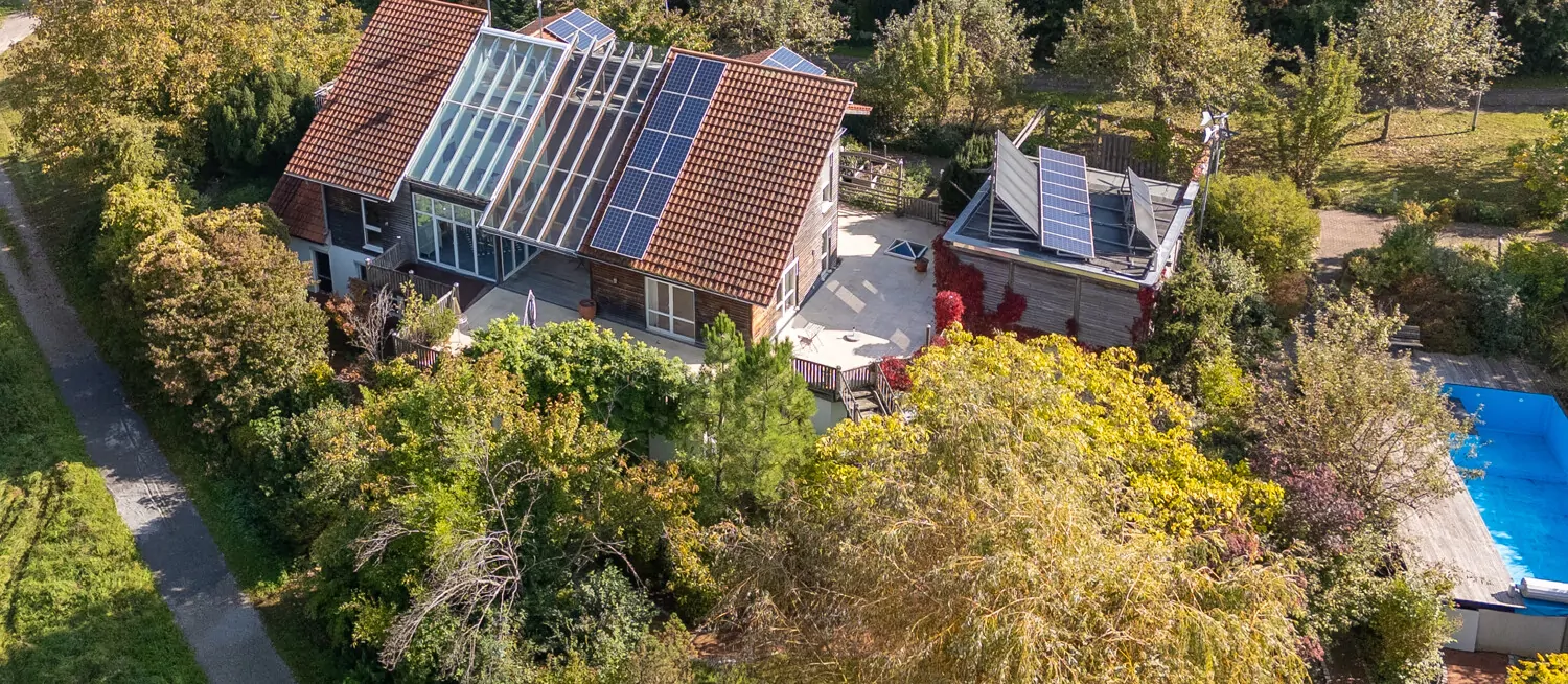 Zeitlose Eleganz! Ein Wohntraum umgeben von Natur mit großzügigem Flächenangebot, Pool und Sauna