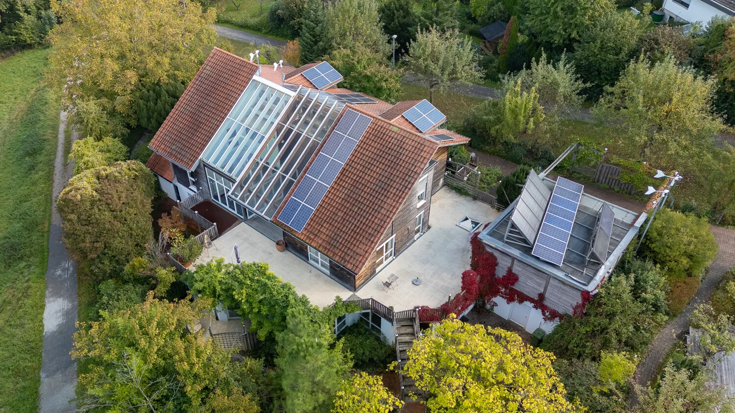 Zeitlose Eleganz! Ein Wohntraum umgeben von Natur mit großzügigem Flächenangebot, Pool und Sauna