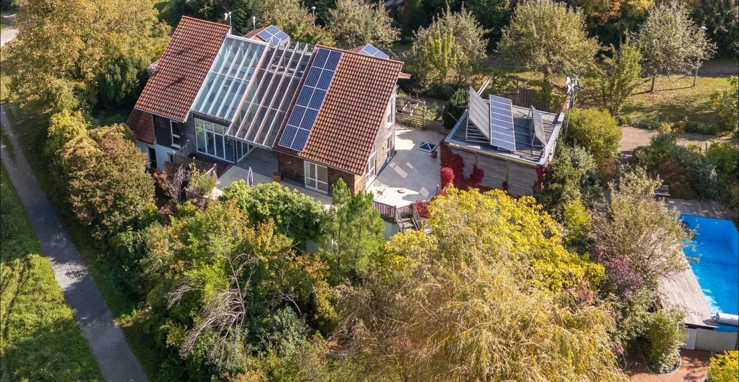 Zeitlose Eleganz! Ein Wohntraum umgeben von Natur mit großzügigem Flächenangebot, Pool und Sauna