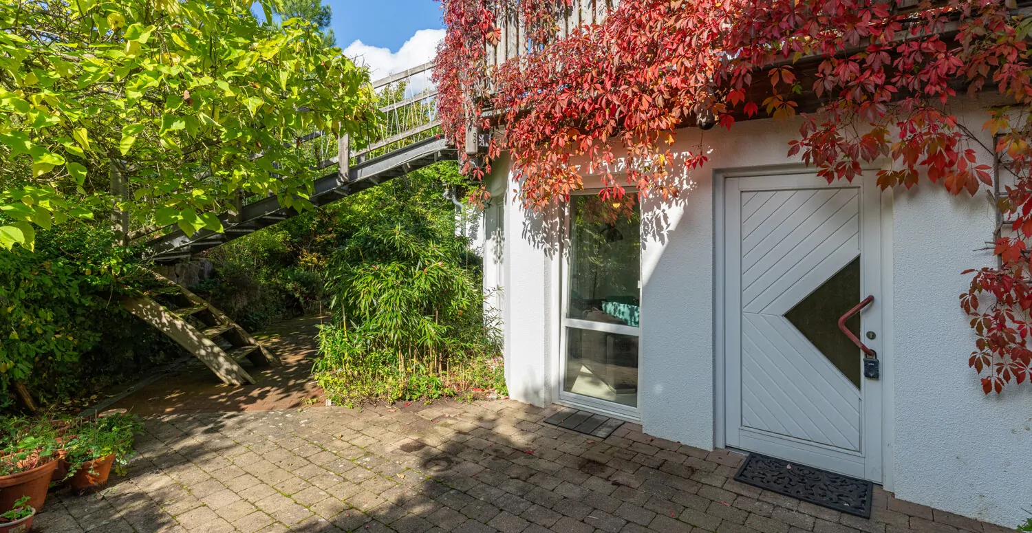 Zeitlose Eleganz! Ein Wohntraum umgeben von Natur mit großzügigem Flächenangebot, Pool und Sauna