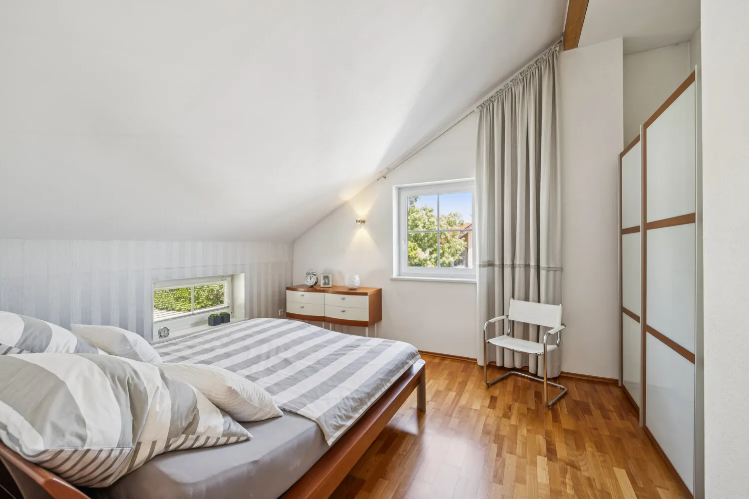 Helles Schlafzimmer