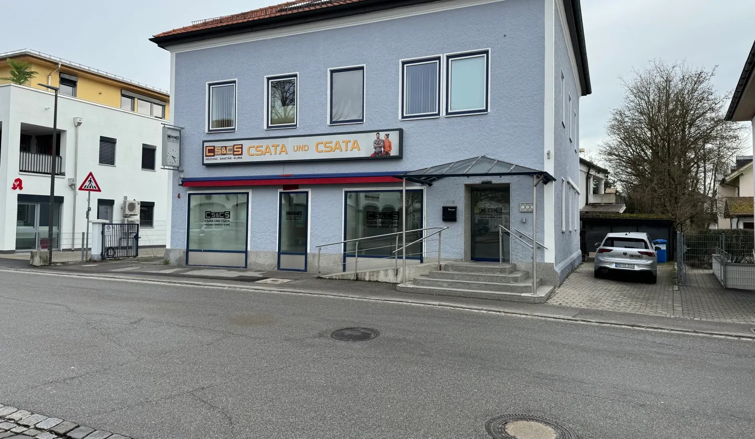 Stellplätze vorneben dem Haus