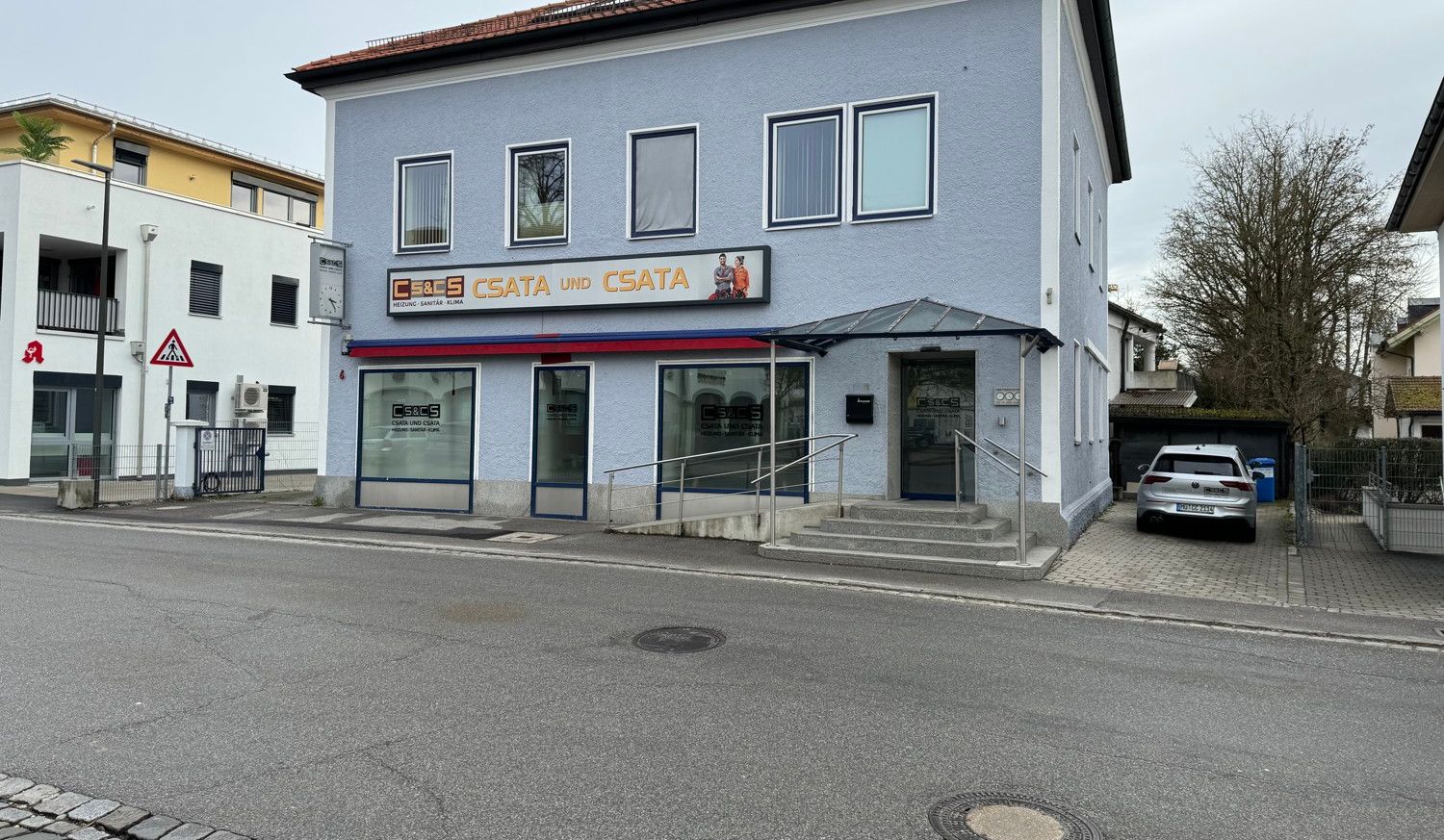 Stellplätze vorneben dem Haus